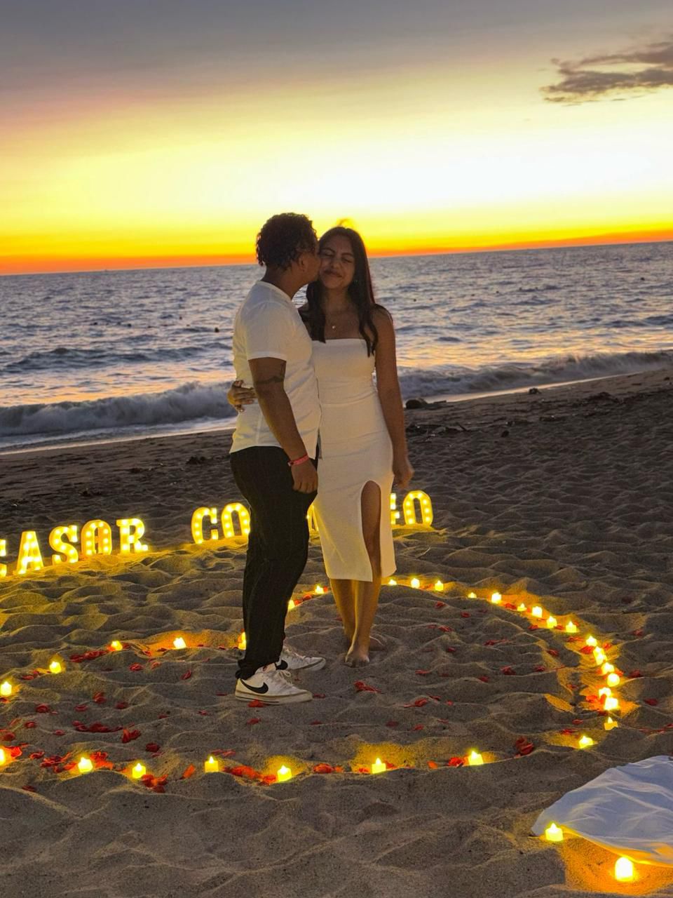 Sebastián y Saraí en la playa